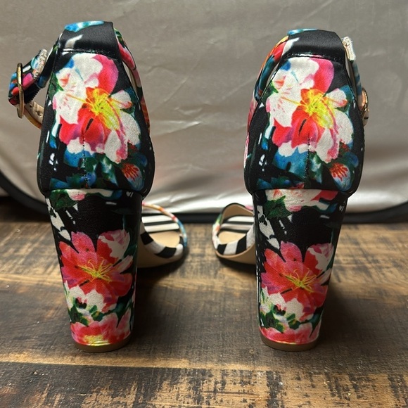 Just Fab is 6 3”chucky heels pumps. Floral black white preowned no flaws​ - Picture 2 of 6